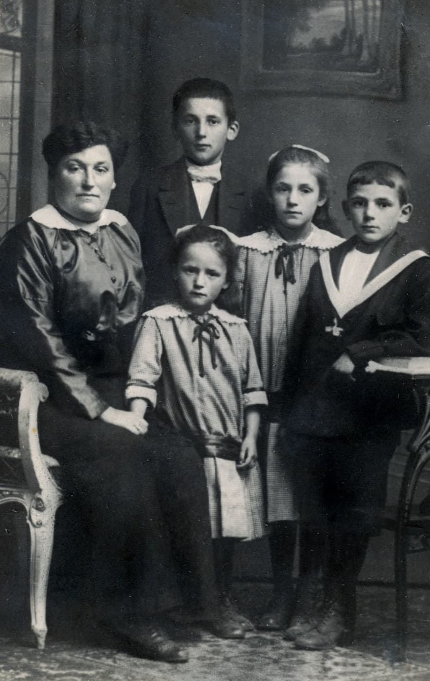 My 2nd great-grandfather and his family during WWI in Düsseldorf (1914)